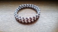 Bracelet avec perles de fantaisies grises et blanches